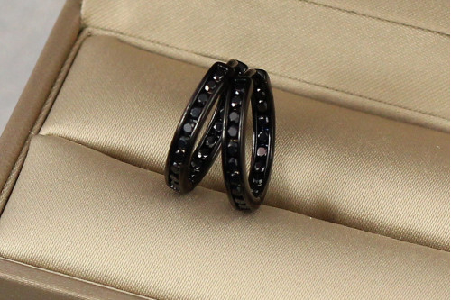 Серьги Xuping Jewelry одна дорожка с камнями бортики по краям с покрытием блэк ган 1,7 см черные