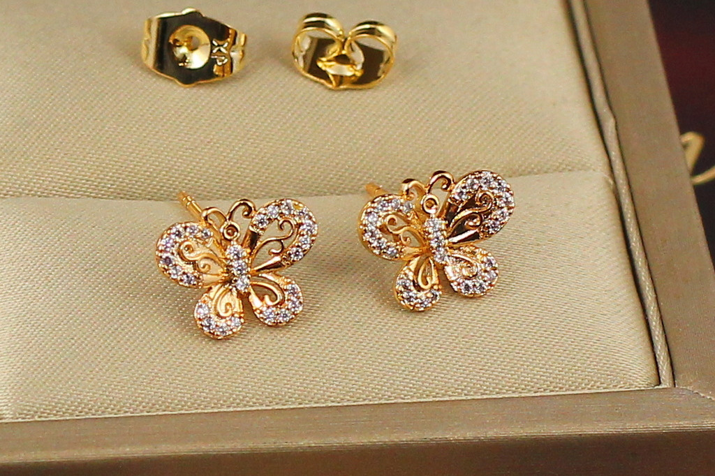 Серьги гвоздики Xuping Jewelry бабочка с круглыми резными крылышками  10 мм золотистые