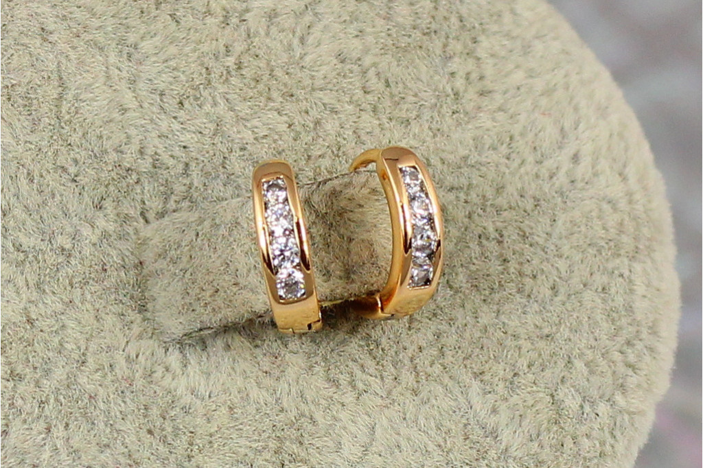 Серьги кольца Хuping Jewelry спереди камешки бортики по краям 1.2 см золотистые