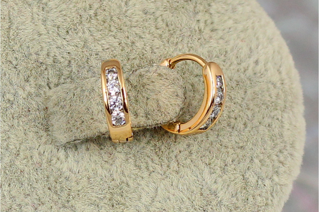 Серьги кольца Хuping Jewelry спереди камешки бортики по краям 1.2 см золотистые