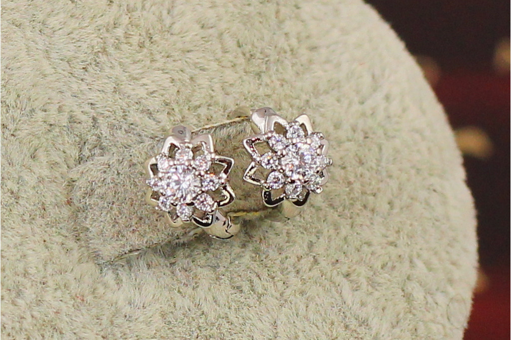 Серьги детские Xuping Jewelry цветочек с резными лепестками  9.5 мм серебристые