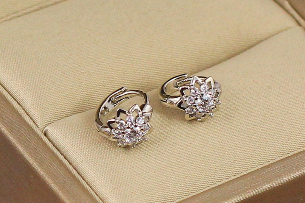 Серьги детские Xuping Jewelry цветочек с резными лепестками  9.5 мм серебристые