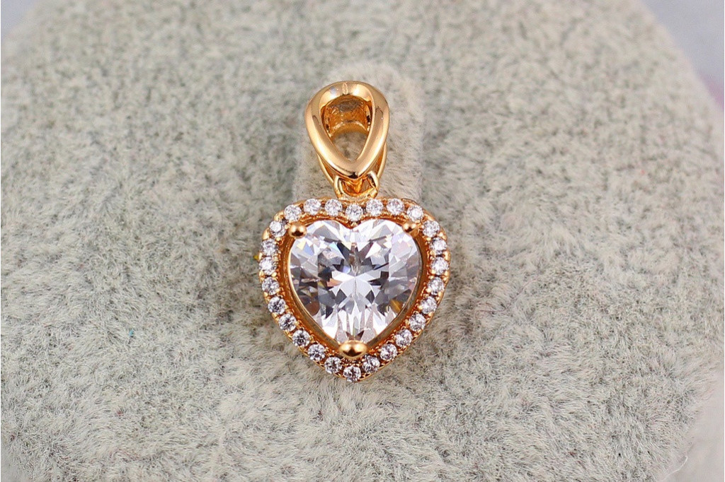 Кулон Xuping Jewelry біле серце в обідку з дрібних фіанітів для тонкого ланцюга 1.2 см золотистий