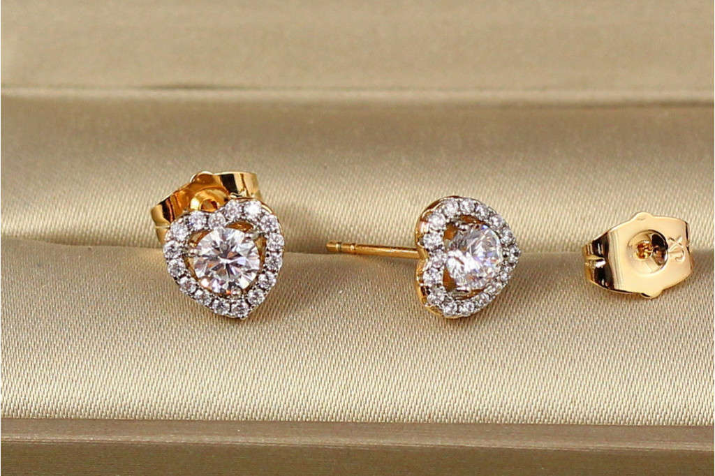 Сережки гвоздики Xuping Jewelry фіанітове серце з родієм в обідку 8 мм золотисті