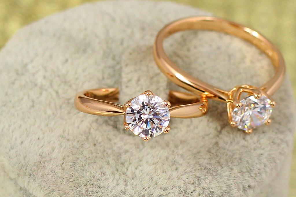 Кольцо Xuping Jewelry тонкое с камнем на высокой ножке р 20  золотистое