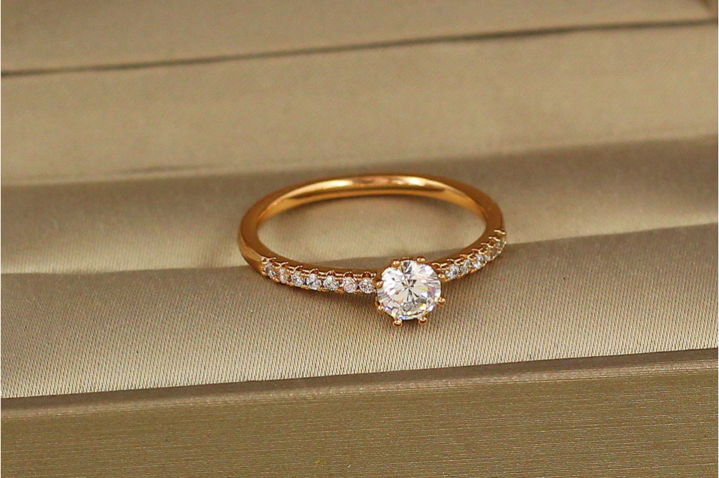 Кольцо Xuping Jewelry тонкое с камнями по бокам р 18  золотистое