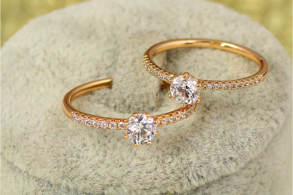 Кольцо Xuping Jewelry тонкое с камнями по бокам р 18  золотистое