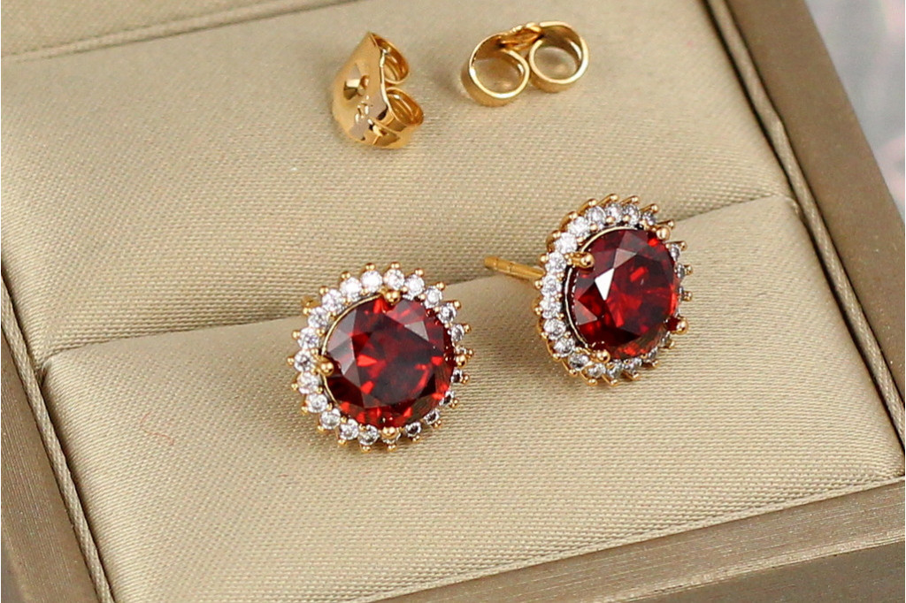 Сережки гвоздики Xuping Jewelry соняшник з червоним каменем 1.2 см золотисті