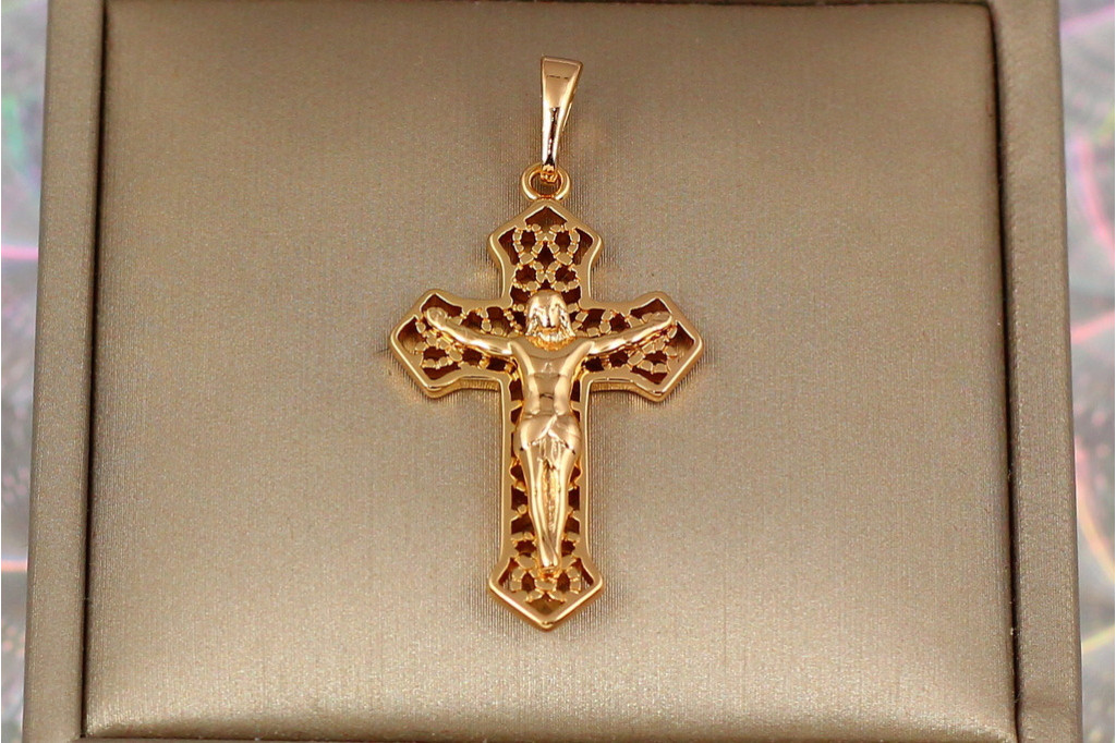 Крестик Xuping Jewelry ажурный с распятьем 3.3 см золотистый