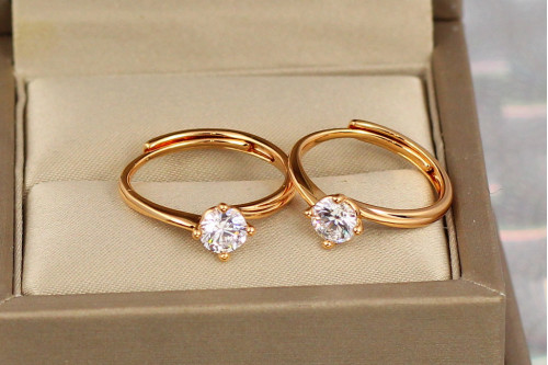 Кольцо Xuping Jewelry тонкое раздвижное с фианитом на четыре крепления р 18  золотистое