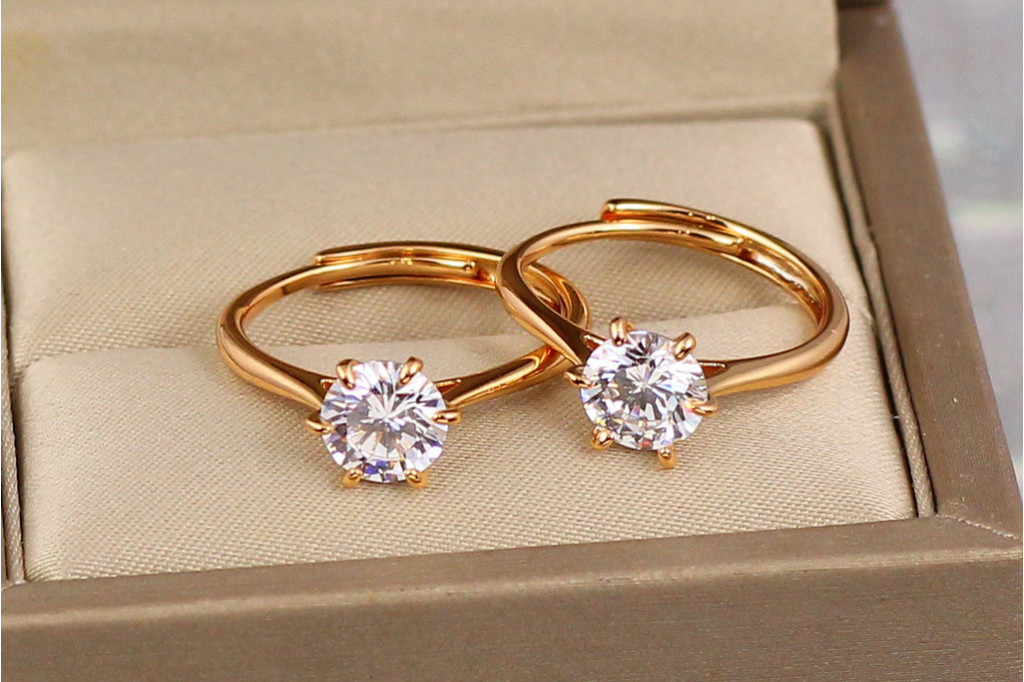 Кольцо Xuping Jewelry тонкое раздвижное с фианитом на шесть креплений р 16  золотистое