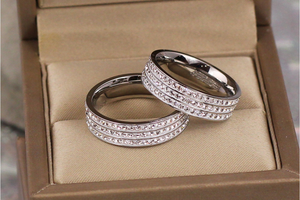 Кільце Xuping Jewelry три доріжки каміння по колу р 18 сріблясте