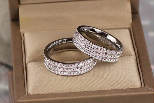 Кільце Xuping Jewelry три доріжки каміння по колу р 19 сріблясте
