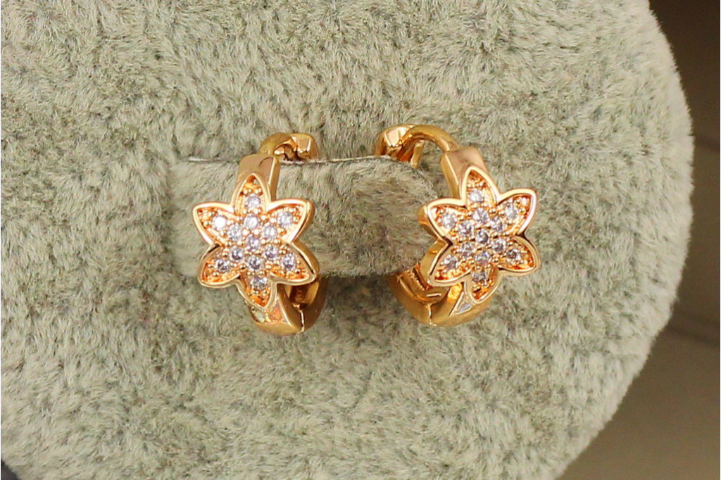 Серьги детские Xuping Jewelry цветочек с фианитами длина 1,3 см золотистые