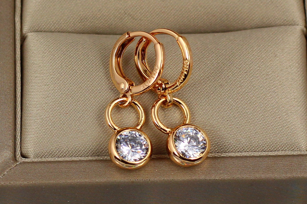 Серьги подвески Xuping Jewelry восьмерка с камнем в ободке 2.5 см золотистые