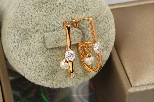 Сережки Xuping Jewelry підковка з фіанітом і перлиною, що танцює, 2.7 см золотисті