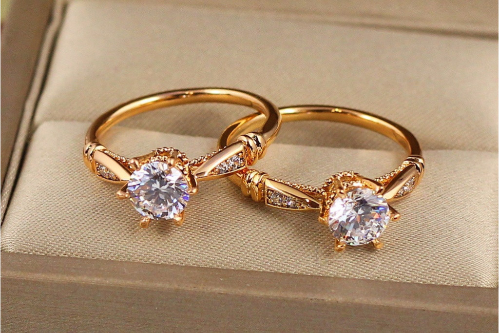Кольцо Xuping Jewelry фианит на ножке в форме короны золотистое