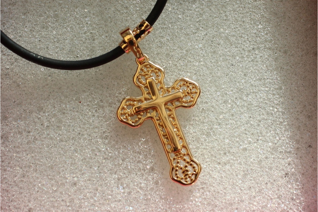 Крестик Xuping Jewelry накладной гладкий на ажурный 3.5 см золотистый