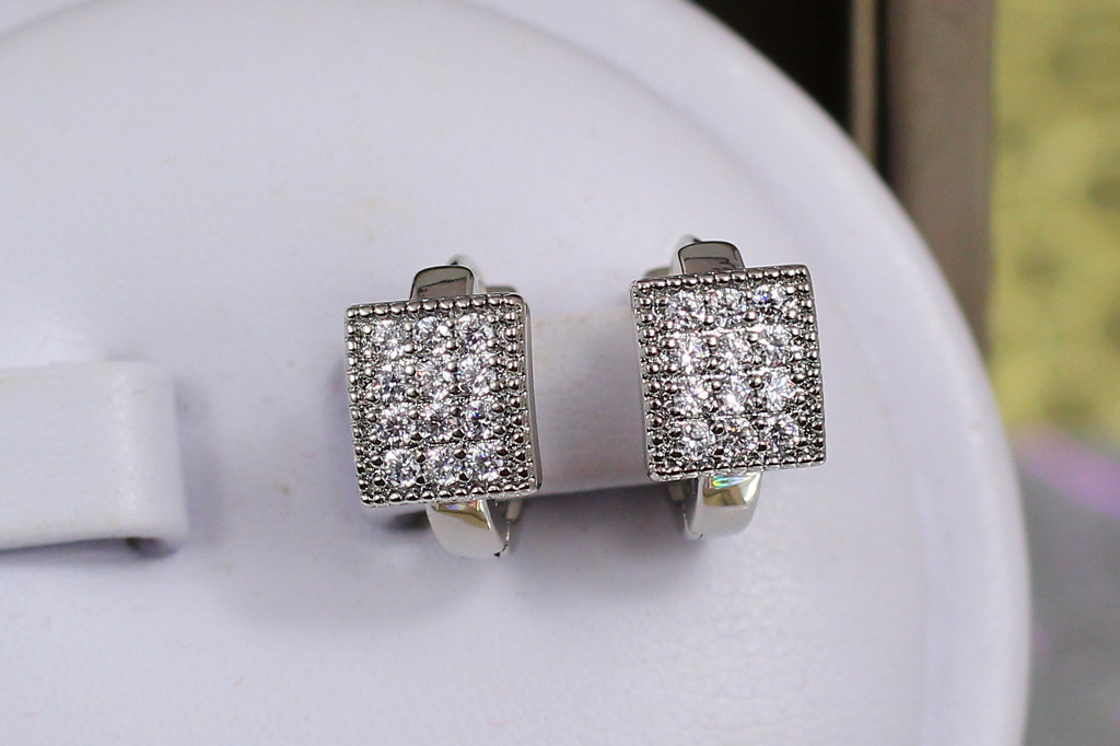 Серьги детские Xuping Jewelry квадратики из камешков в окантовке 1.2 см серебристые