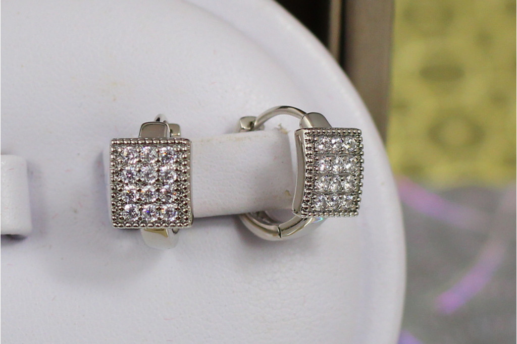 Серьги детские Xuping Jewelry квадратики из камешков в окантовке 1.2 см серебристые