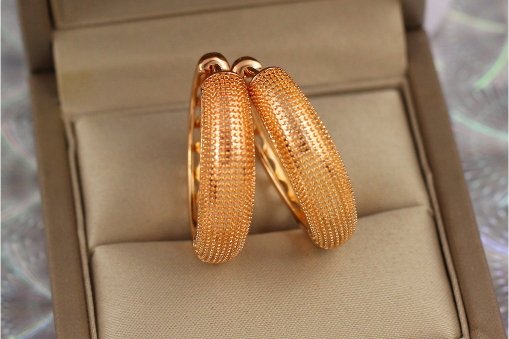 Серьги кольца Хuping Jewelry крапленые 3 см 7 мм золотистые