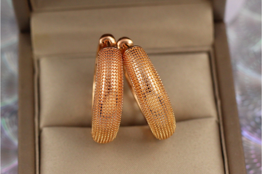 Серьги кольца Хuping Jewelry крапленые 3 см 7 мм золотистые