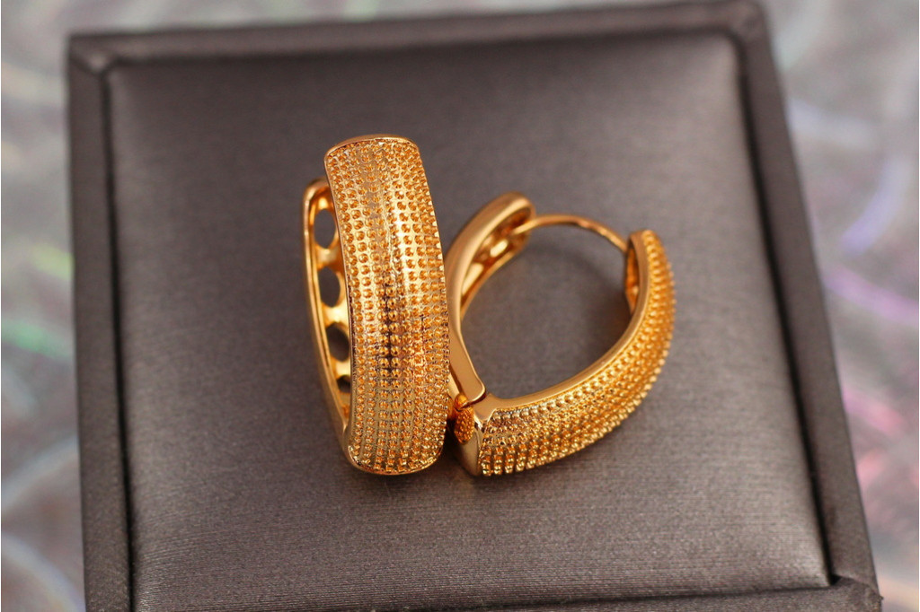 Сережки Xuping Jewelry широкі дужки з фарбуванням 2,6 см золотисті