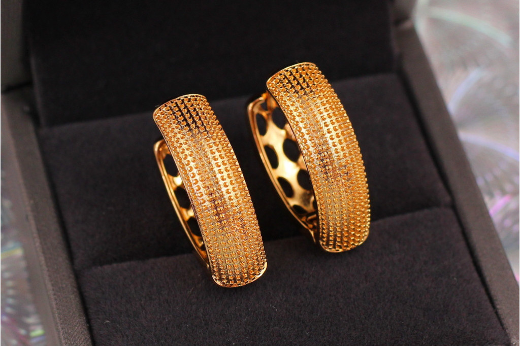 Сережки Xuping Jewelry широкі дужки з фарбуванням 2,6 см золотисті