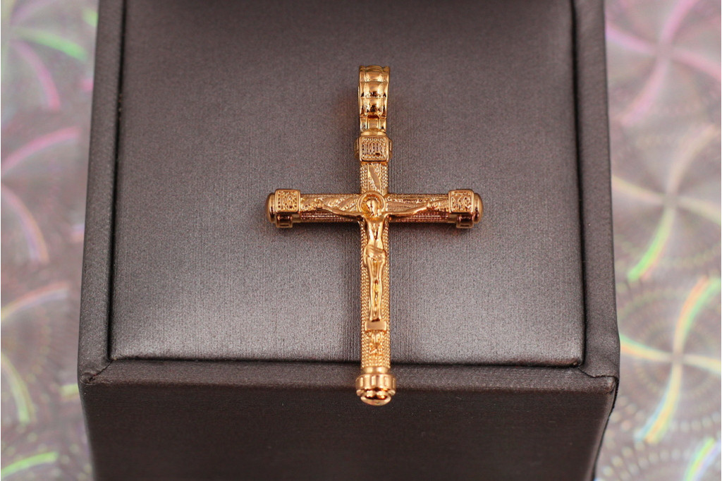Крестик Xuping Jewelry круглое литье с распятием 3.5 см золотистый