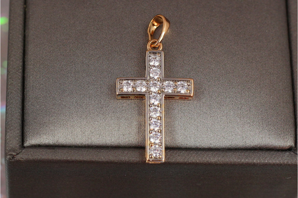 Крестик Xuping Jewelry крупные фианиты в ободке 2.7 см с родием золотистый