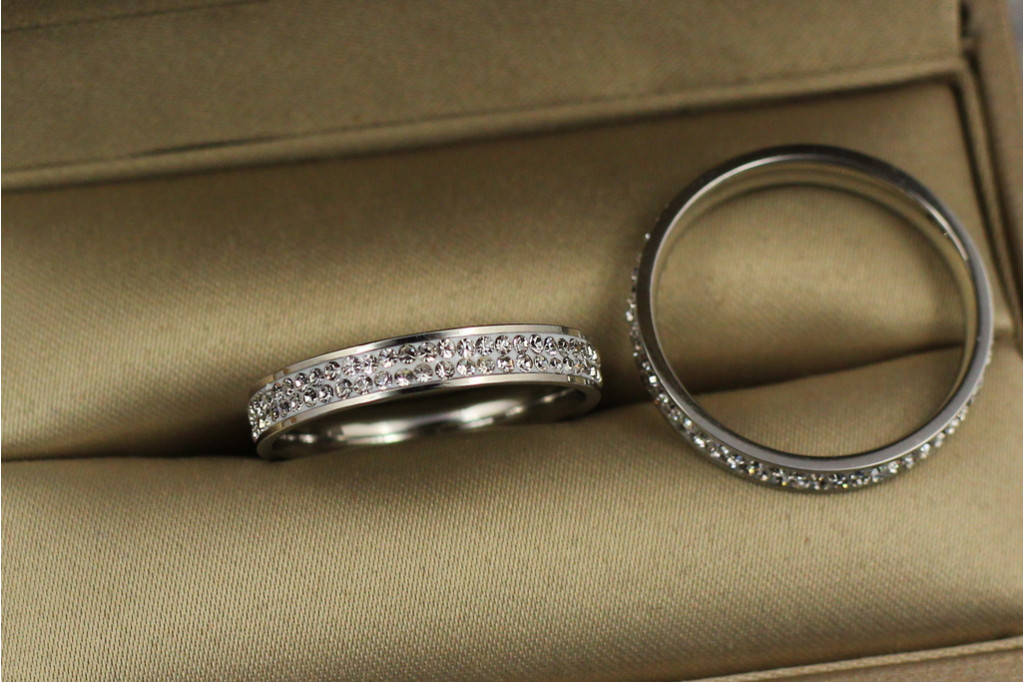 Кольцо Xuping Jewelry две дорожки по кругу с бортиками по краям р 17 серебристое