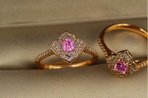Кільце Xuping Jewelry східний ромб з рожевим каменем р 16 золотисте