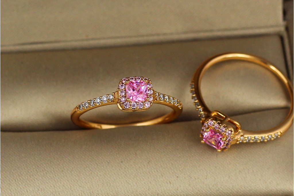 Кільце Xuping Jewelry рожевий квадратний фіаніт в обідку з камінців р 16 золотисте