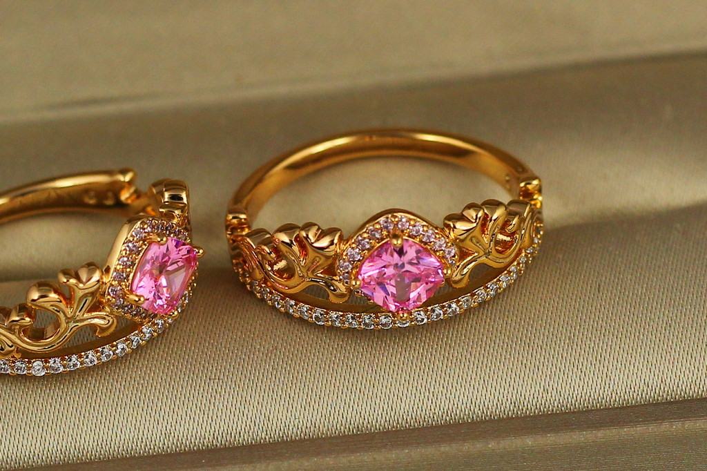 Кольцо Xuping Jewelry венец с розовым камнем р 16 золотистое