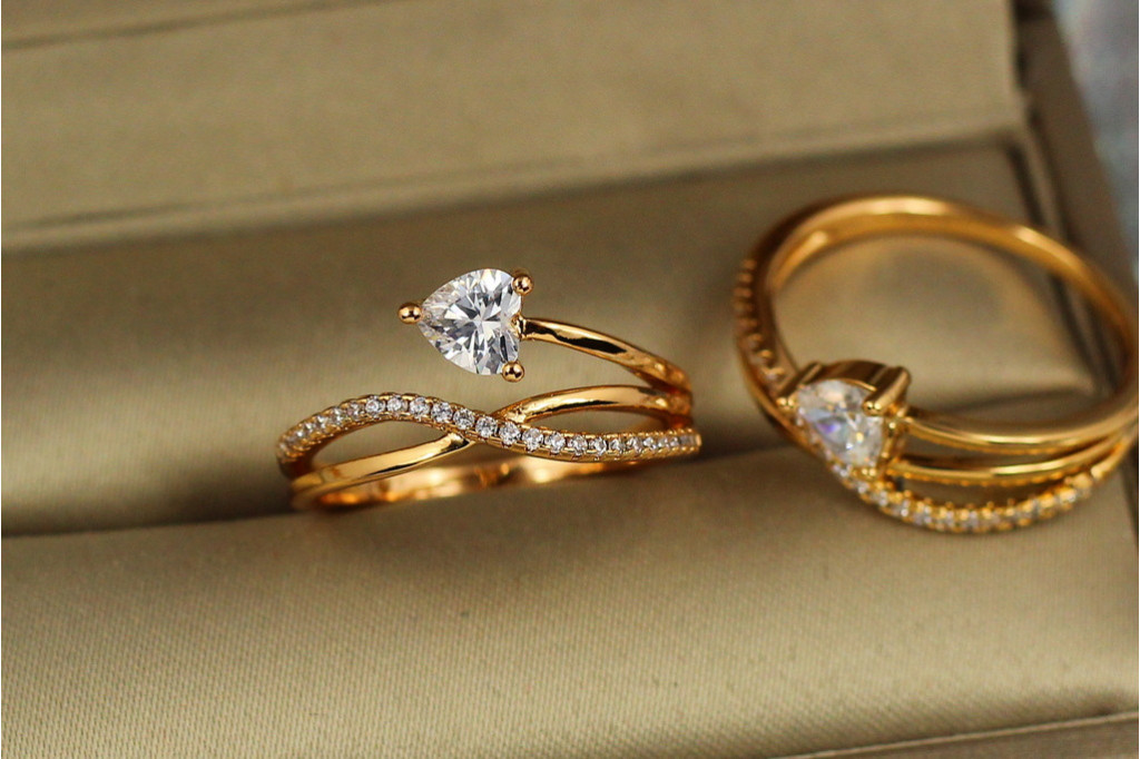 Кільце Xuping Jewelry хвиляста змійка з каменем сердечко р 19 золотисте