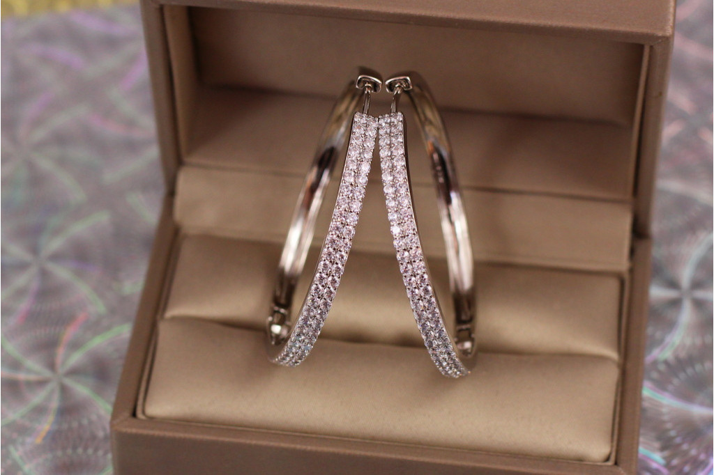 Сережки кільця Хuping Jewelry з камінням ззаду гладкі 4 см сріблясті