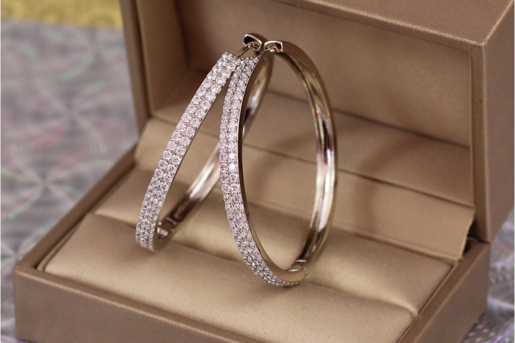 Сережки кільця Хuping Jewelry з камінням ззаду гладкі 4 см сріблясті