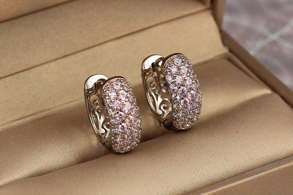 Серьги кольца Хuping Jewelry выпуклые с камнями сзади узор 1.8 см серебристые
