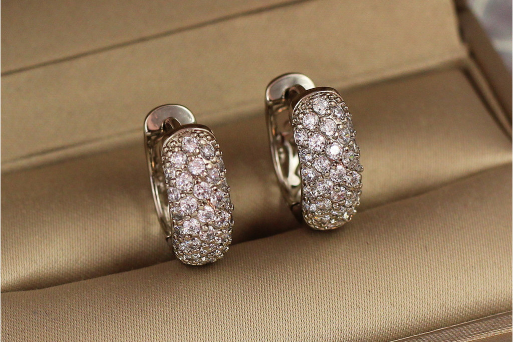 Серьги кольца Хuping Jewelry выпуклые с камнями сзади узор 1.8 см серебристые