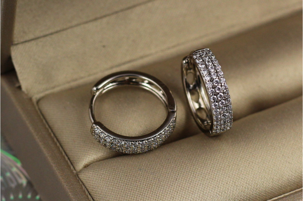 Сережки кільця Хuping Jewelry з камінням ззаду дірочки 1.6 см сріблясті