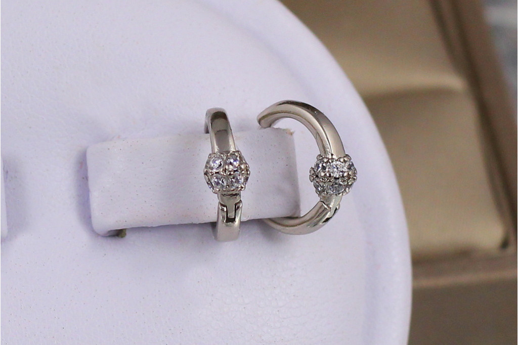 Серьги кольца Хuping Jewelry гладкие с гайкой из камешков по середине 10 мм серебристые