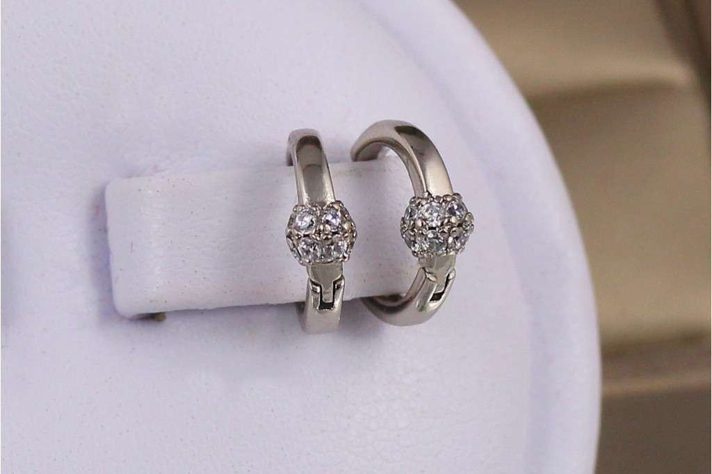 Серьги кольца Хuping Jewelry гладкие с гайкой из камешков по середине 10 мм серебристые