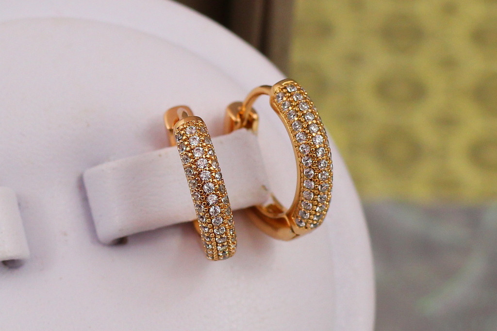 Сережки кільця Хuping Jewelry опуклі з камінцями ззаду гладкі 1.6 см золотисті