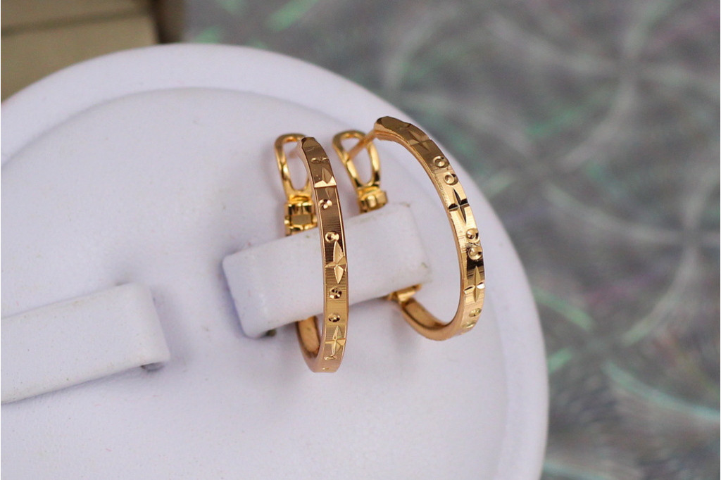 Серьги кольца Хuping Jewelry плоские с рисунком 2 см золотистые