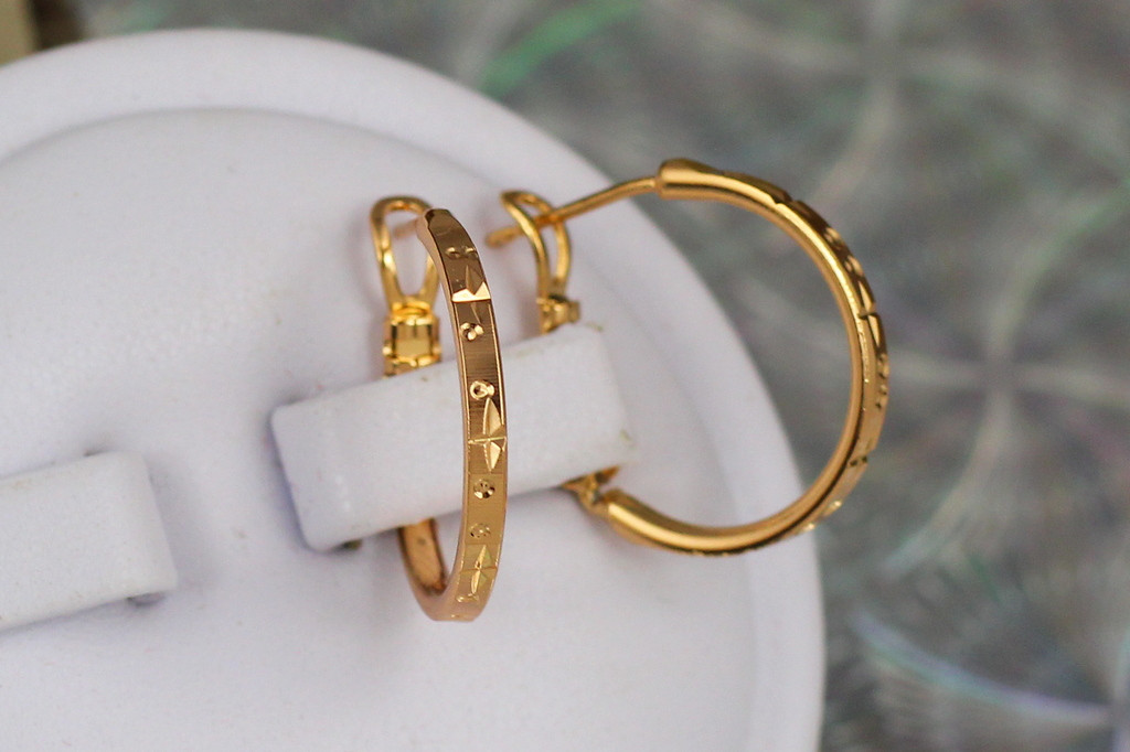 Серьги кольца Хuping Jewelry плоские с рисунком 2 см золотистые