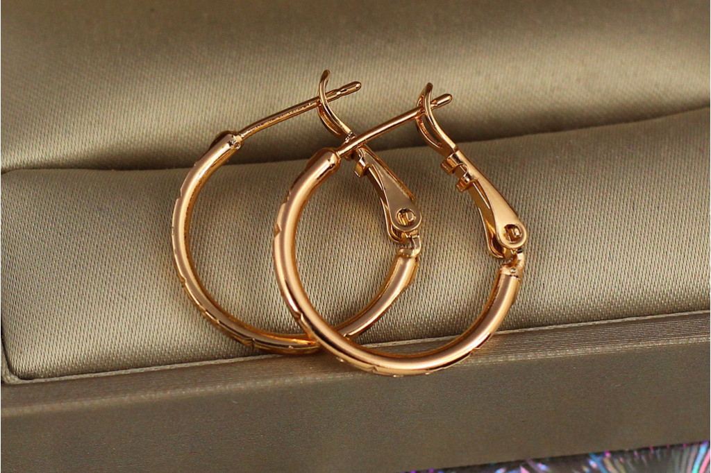 Серьги кольца Хuping Jewelry плоские с рисунком 2 см золотистые
