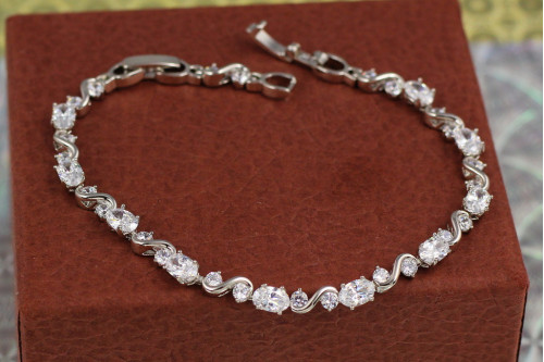 Браслет Xuping Jewelry хвиля з білими каменями 18 см 5 мм сріблястий