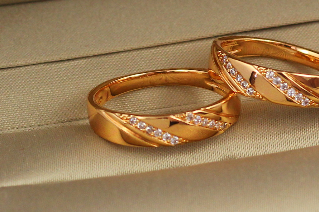 Кольцо Xuping Jewelry гладкое с косыми дорожками из камешков  р 16 золотистое