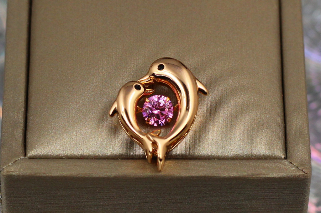 Кулон Xuping Jewelry два дельфина с розовым танцующим фианитом для тонкой цепи 1.9 см золотистый
