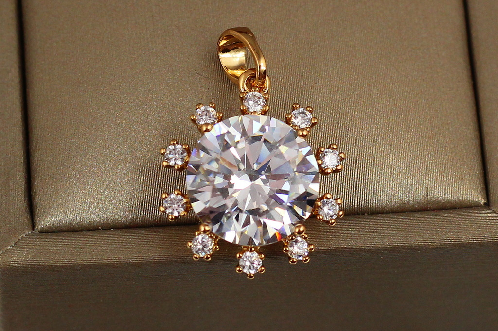 Кулон Xuping Jewelry солнышко с белыми камнями 1.7 см золотистый